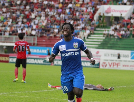B.Bình Dương lên ngôi vô địch V-League 2014 - 2 Đưa B.Bình Dương lên ngôi vô địch (ảnh: Trọng Vũ)