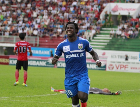 Vòng 24 V-League 2014: Kết cục nào cho ngày hạ màn? - 1 B.Bình Dương của Abass chờ màn nâng cúp sau vòng 24 (ảnh: TrọŮg Vũ)