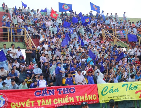 CĐV Cần Thơ đội mưa có mặt trên sân Bình Dương