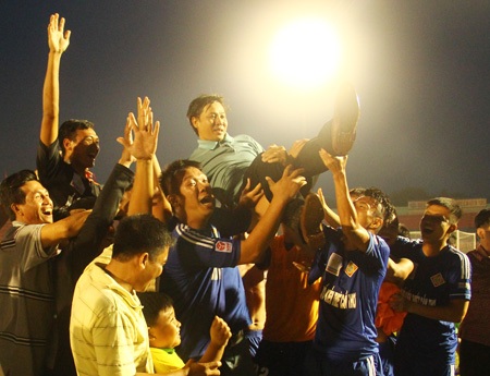 Các cầu thủ Cần Thơ công kênh HLV của mình