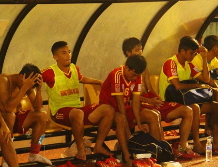 Trong khi đó, các cầu thủ HV.An Giang thất thần sau thất bại