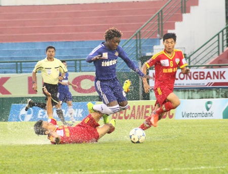 Belibi (giữa) lướt qua hậu vệ HV.An Giang, ghi bàn đưa Cần Thơ lên V-League (ảnh: Trọng Vũ)