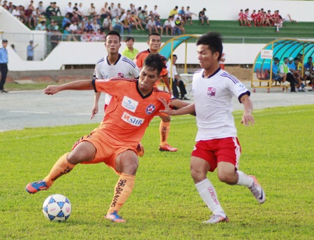 SHB Đà Nẵng (trái) khó cản bước HàĠNội T&T (ảnh: Kim Điền)