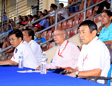 Chuyên gia Tanaka Koji gần như lạc lõng giữa môi trường bóng đá đặc thù ở Việt Nam