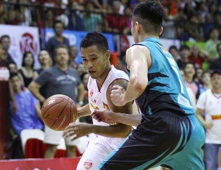 Sài Gòn Heat (áo trắng) và Malaysia Dragons cống hiến cho người xem một trận cầu kịch tính