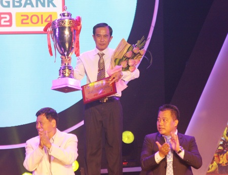 Đại diện đội CS.Đồng Tháp nhận cúp vô địch giải hạng Nhất