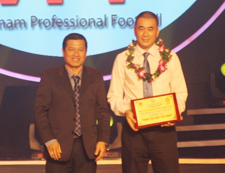 Trọng tài Nguyễn Trọng Thư (phải) là trọng tài hay nhất mùa bóng