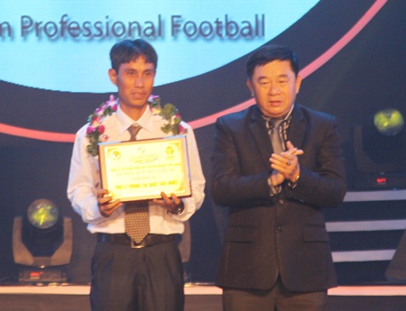 Trợ lý Phạm Mạnh Long (trái) trở thành trợ lý trọng tài số 1