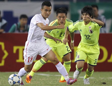 Thanh Tùng (18) chơi tốt khi thay vị trí của Quang Hải