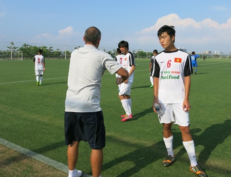 HLV Graechen Guillaume tích cực sửa lỗi cho các tiền vệ (ảnh: Vũ Dương)