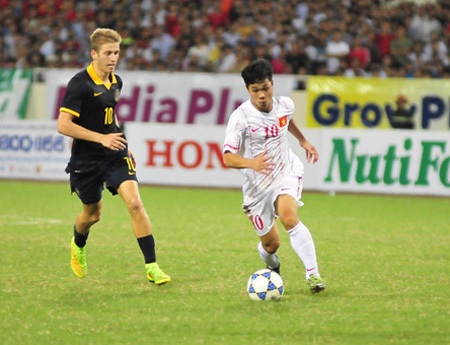 Công Phượng (10) và các đồng đội đang làm được việc rất quan trọng là kéo khán giả trở lại sân