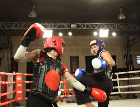 Tuyết Dung (giáp xanh) dũng mãnh trong lần thượng đài ngày 23/8 vừa qua