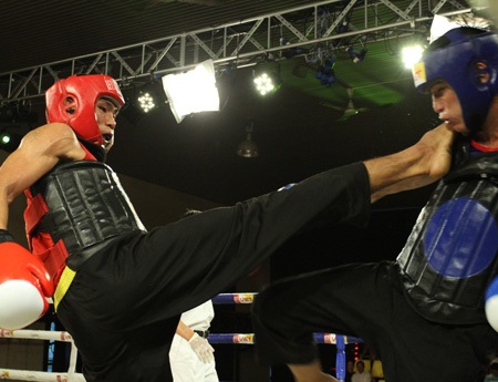 Hồ Tấn Đạt (giáp đỏ) với cú đá thẳng hạ gục Nguyễn Trung Kiên, giành quyền vào chung kết