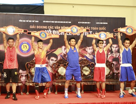 Hồ Tấn Đạt (giáp đỏ) với cú đá thẳng hạ gục Nguyễn Trung Kiên, giành quyền vào chung kết