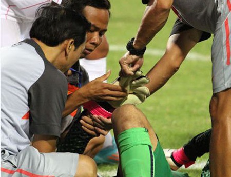 Bác sĩ Đồng Xuân Lâm (ngồi ở bìa trái) trong trận Việt Nam - Australia hôm 5/9