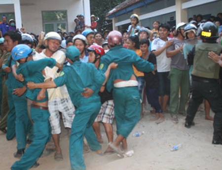 Vụ lộn xộn hôm 26/9 ở Bình Thuận, khi 4 người đi trên xe ô tô 7 chỗ bị tạm giữ (ảnh: Trúc Hà)