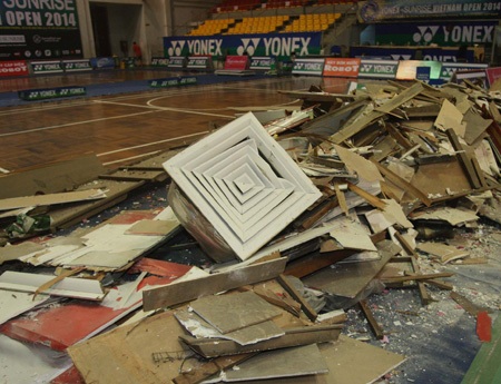 Sân Phan Đình Phùng ngổn ngang sau vụ sập trần tối 2/9 (ảnh: Quang Tài)