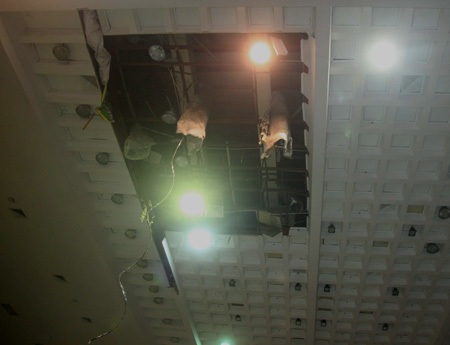 Mảng trần lớn bị sập ở NTĐ Phan Đình Phùng tối 2/9 (ảnh: Quang Tài)