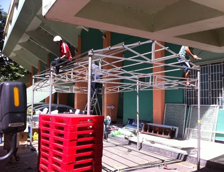 Các công trình phụ phục vụ cho giải cầu lông Việt Nam mở rộng đang được tháo dỡ (ảnh: Trọng Vũ)