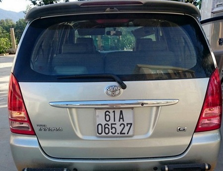 Chiếc xe Innova chở 5 kẻ tham gia vụ nổ súng, bị công an khống chế (ảnh: Trúc Hà)