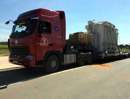 Xe khủng đang chờ được cân (ảnh: Trúc Hà)