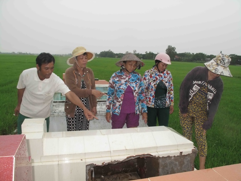 Chồng đập phá mộ vợ, vứt hài cốt xuống sông - 1 Anh em bà T. vô cùng bức xúc trước hành vi xâm phạm mồ mả của ông Khỏe.