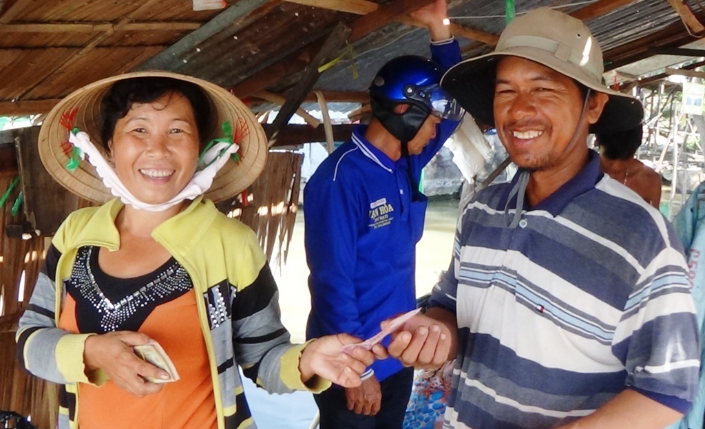 
Chủ vựa cua chị Tuyết, ông Tiếp tính ít nhất mỗi ngày xuất 3 tấn cua, sau khi trừ hết chi phí mỗi ngày thu nhập từ 1 - 3 triệu đồng.
