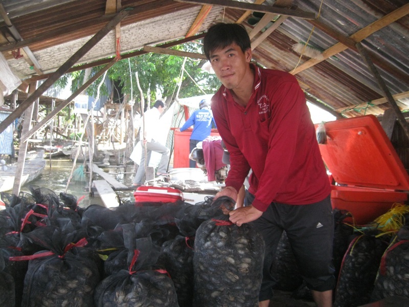 
Mùa lũ cạn, cá ít, con cua, ốc đã giúp cho nhiều người dân có thu nhập ổn định từ 150.000 - 300.000 đồng/ngày.
