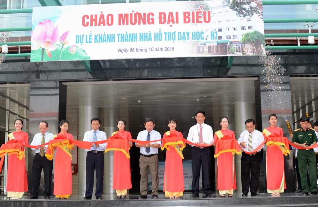 Trường ĐH Đồng Tháp tập trung phát triển năng lực người học - 3 Trong ngày khai giảng năm học mới, các đại biểu, BGH nhà trường còn cắt băng khách thành nhà hỗ trợ dạy học H1.