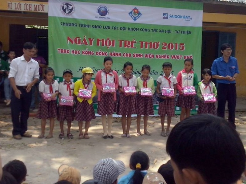 Mùa Hè giàu ý nghĩa, vì cộng đồng của SV ĐH Cần Thơ - 3
Đoàn viên, thanh niên trường ĐH Cần Thơ còn kết hợp với các tổ chức tặng quà cho các học sinh nghèo ở xã Hòa An, Hậu Gang. (Ảnh do Đoàn trường ĐH Cần Thơ cung cấp)
