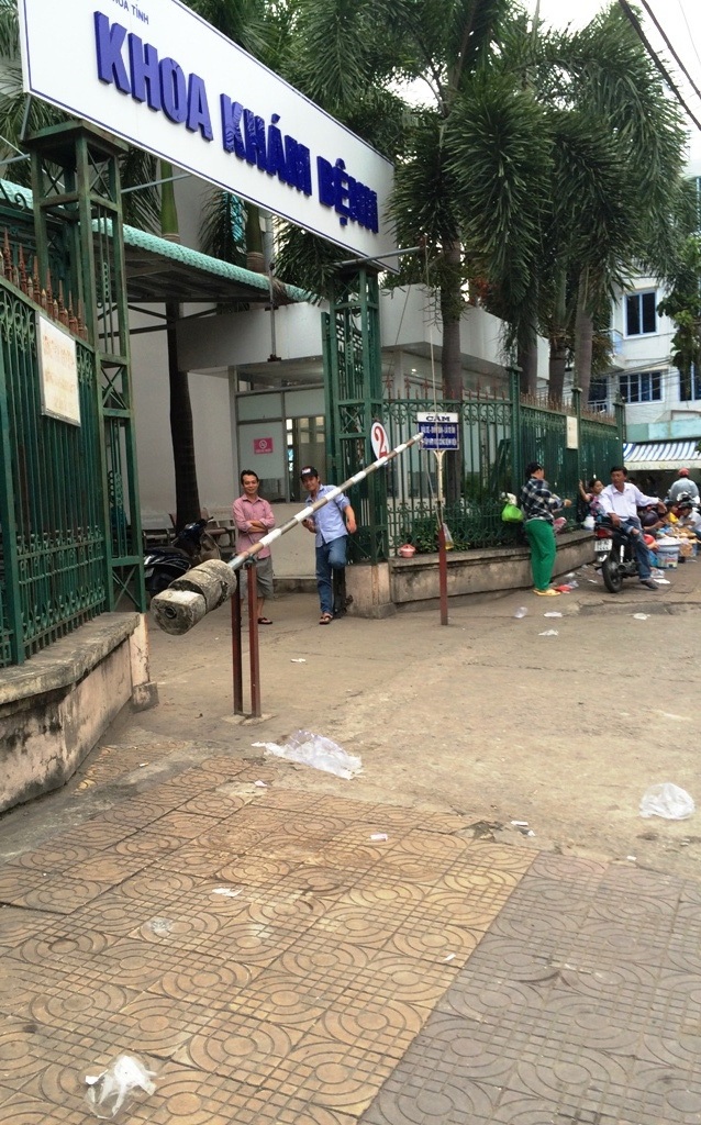Rác… bủa vây bệnh viện Kiên Giang - 1 Rác nằm rải rác trước cổng Bệnh viện đa khoa tỉnh Kiên Giang (hành lang đường Lê Lợi)