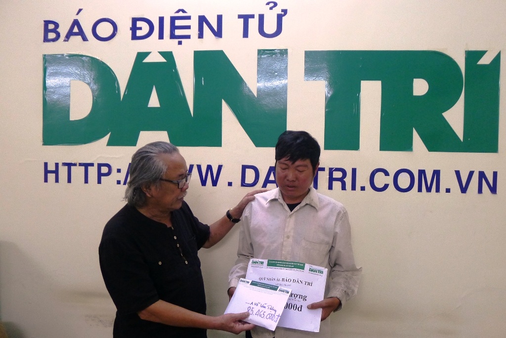Trao hơn 85 triệu đồng đến gia đình anh Võ Văn Tượng - 1
Nhà báo Phan Huy - Trưởng văn phòng báo Dân trí khu vực ĐBSCL trao tới gia đình anh Võ Văn Tượng số tiền 85.465.000 đồng do bạn đọc gửi giúp trong tuần 4, 5 tháng 11.
