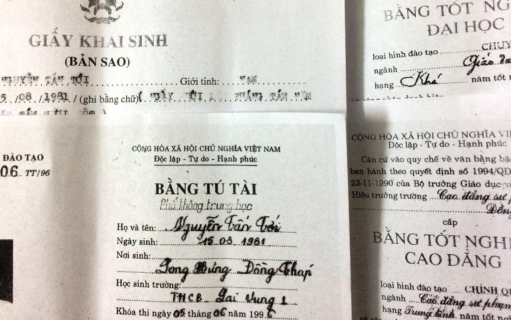 Hiệu trưởng tốt nghiệp lớp 12 khi mới 15 tuổi? - 1 Nhiều giấy tờ thể hiện thầy Nguyễn Tấn Tới sinh năm 1981.