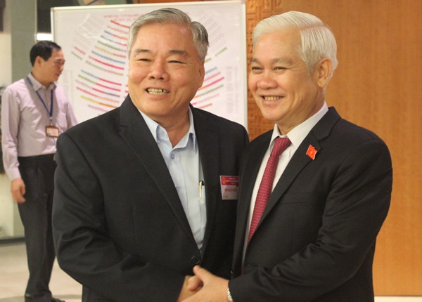 Tổng Thanh tra Chính phủ Phan Văn Sáu (trái) tại hành lang Quốc hội.