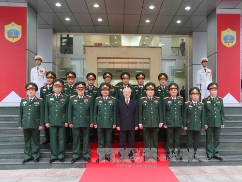 Tổng Bí thư chụp ảnh lưu niệm cùng cán bộ chủ chốt của lực lượng Tình báo chiến lược thuộc Bộ Quốc phòng (ảnh: TTXVN).
