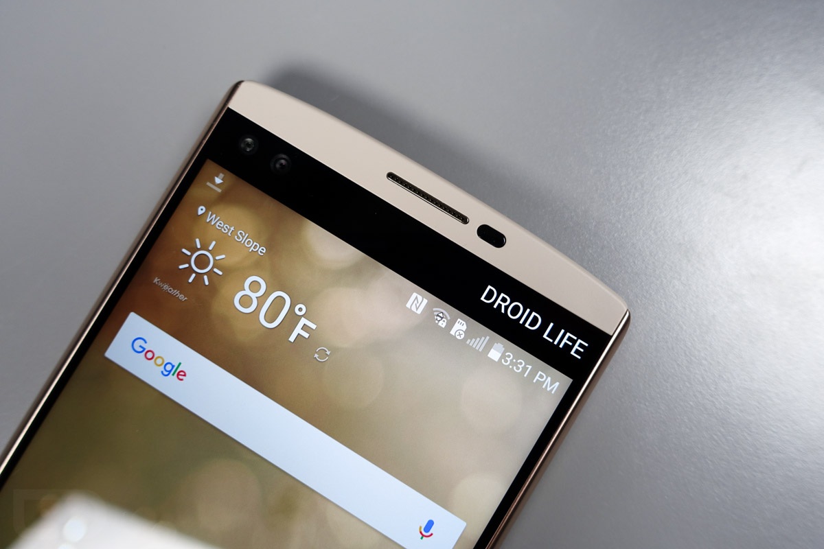 Đập hộp siêu phẩm hai màn hình LG V10 - 4 Ngay dòng chữ Droid Life - đó là vị trí của màn hình phụ. Nhìn sang cạnh trái là 2 chiếc camera phụ 5 MP
