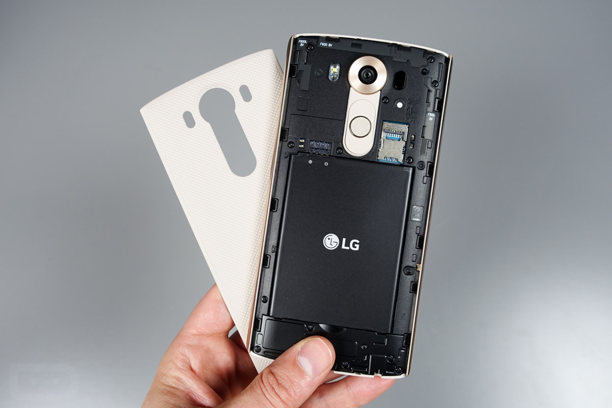 Đập hộp siêu phẩm hai màn hình LG V10 - 6 Máy dùng nguồn pin 3.000 mAh và có thể tháo rời.