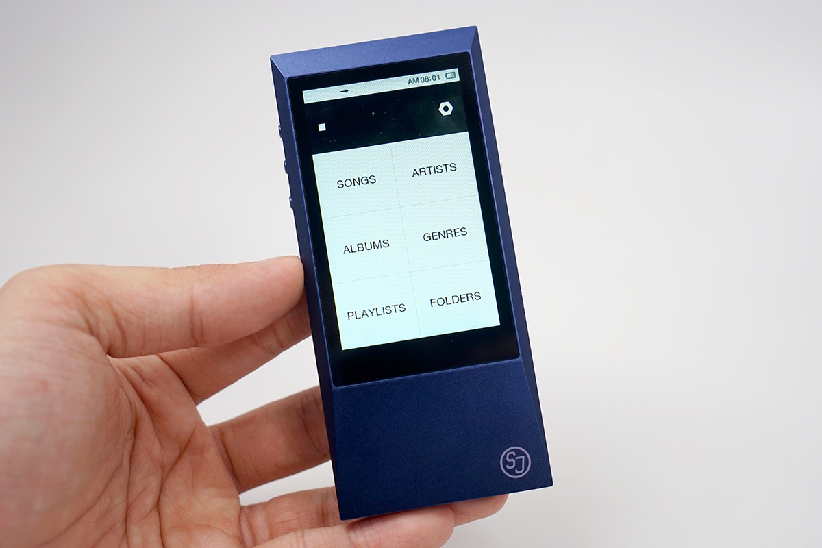 Không chỉ vậy, mặt trước còn có thêm một vị trí khắc chữ SJ