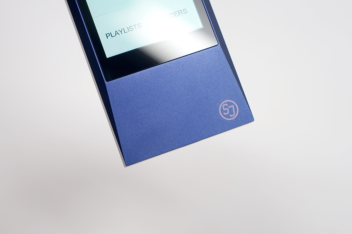 Cận cảnh dòng chữ được khắc chìm