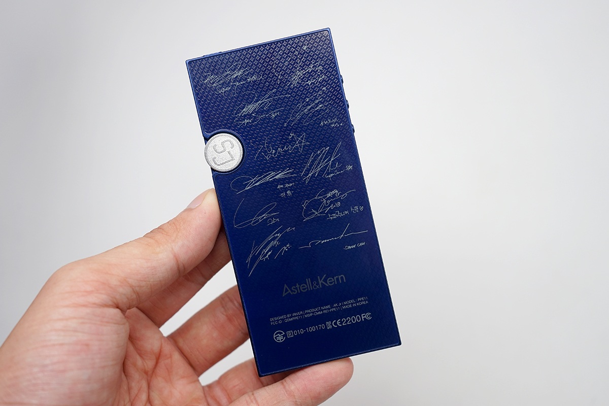 Với Astell&Kern phiên bản Super Junior - máy có màu xanh khá đẹp và đi kèm chữ kí của từng thành viên trong nhóm nhạc 