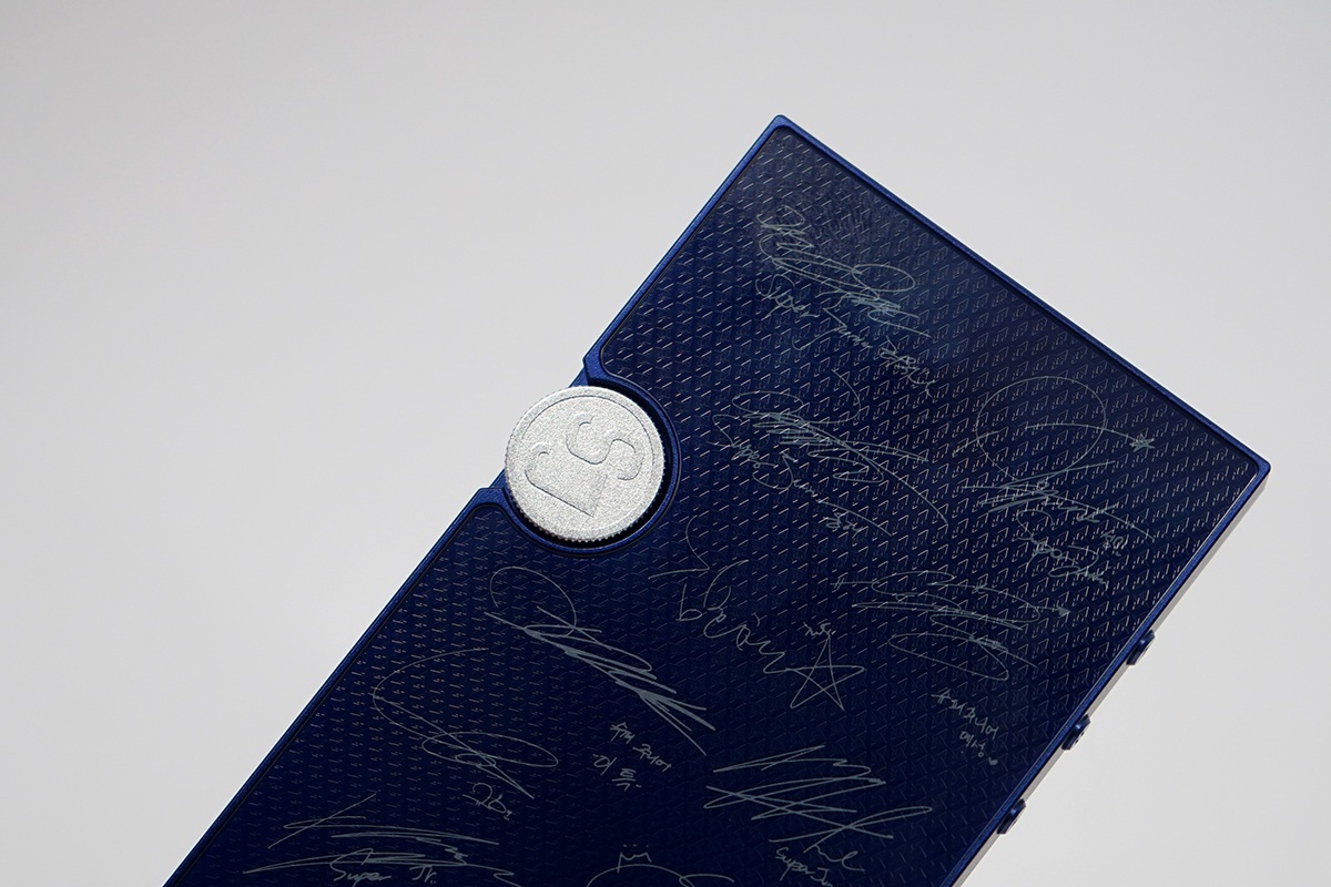 Ngay phím xoay cũng có dòng chữ khắc viết tắt của nhóm nhạc Super Junior