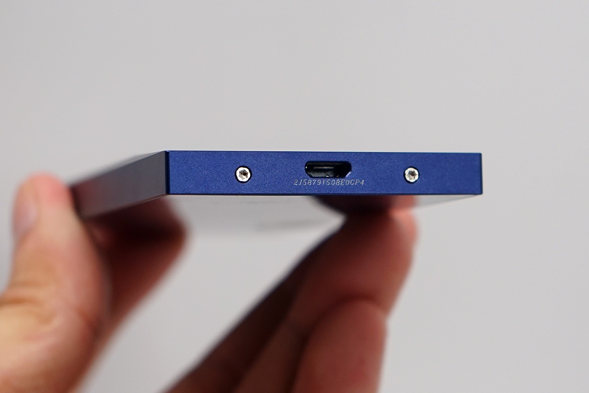 Cạnh dưới là cổng sạc