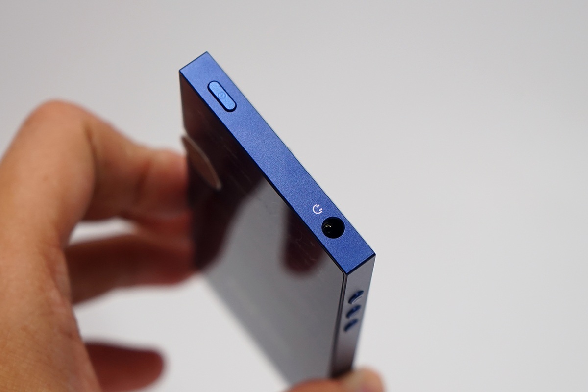 Cạnh trên là nút nguồn và ngõ ra âm thanh