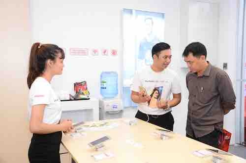 Nâng cao chất lượng phục vụ khách hàng là chìa khóa để cạnh tranh - 2 Khách hàng đang trải nghiệm sản phẩm mới ngay trong không gian của trung tâm bảo hành.