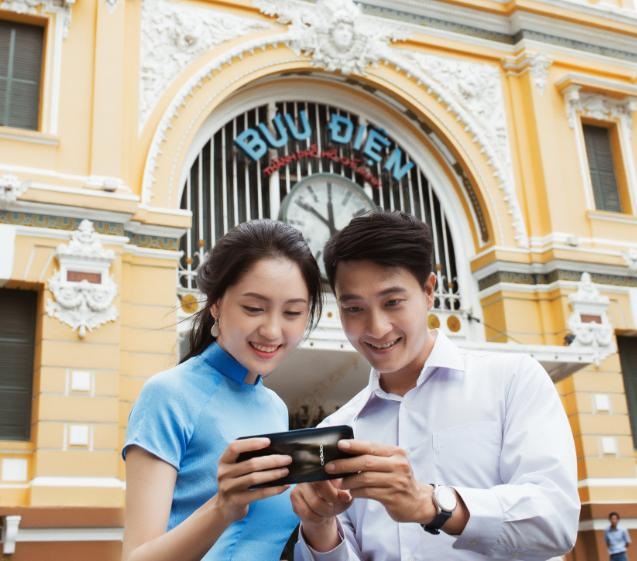 Cảm ơn Sài Gòn - Vẻ đẹp bất biến cùng thời gian - 2 Không chỉ khách du lịch, giới trẻ ngày nay cũng rất hào hứng đến tham quan và chụp hình tại đây