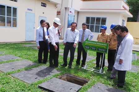 Hội đồng Nhân dân thành phố trong chuyến khảo sát hệ thống xử lý nước thải tại bệnh viện Nhi Đồng 2