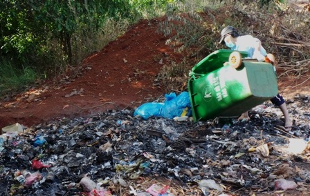 Nhiều bệnh viện còn thực hiện thu gom và tự tiêu hủy rác thải y tế 