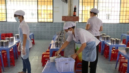 Bữa ăn trưa của học sinh được chuẩn bị tại trường Nguyễn Khuyến
