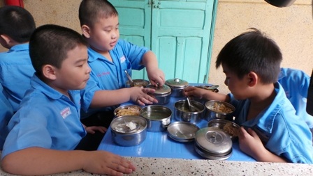 Học sinh ăn trưa tại trường Nguyễn Khuyến