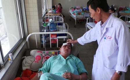 Với những tổn thương quá nặng, thị lực của anh Hải khó cứu được